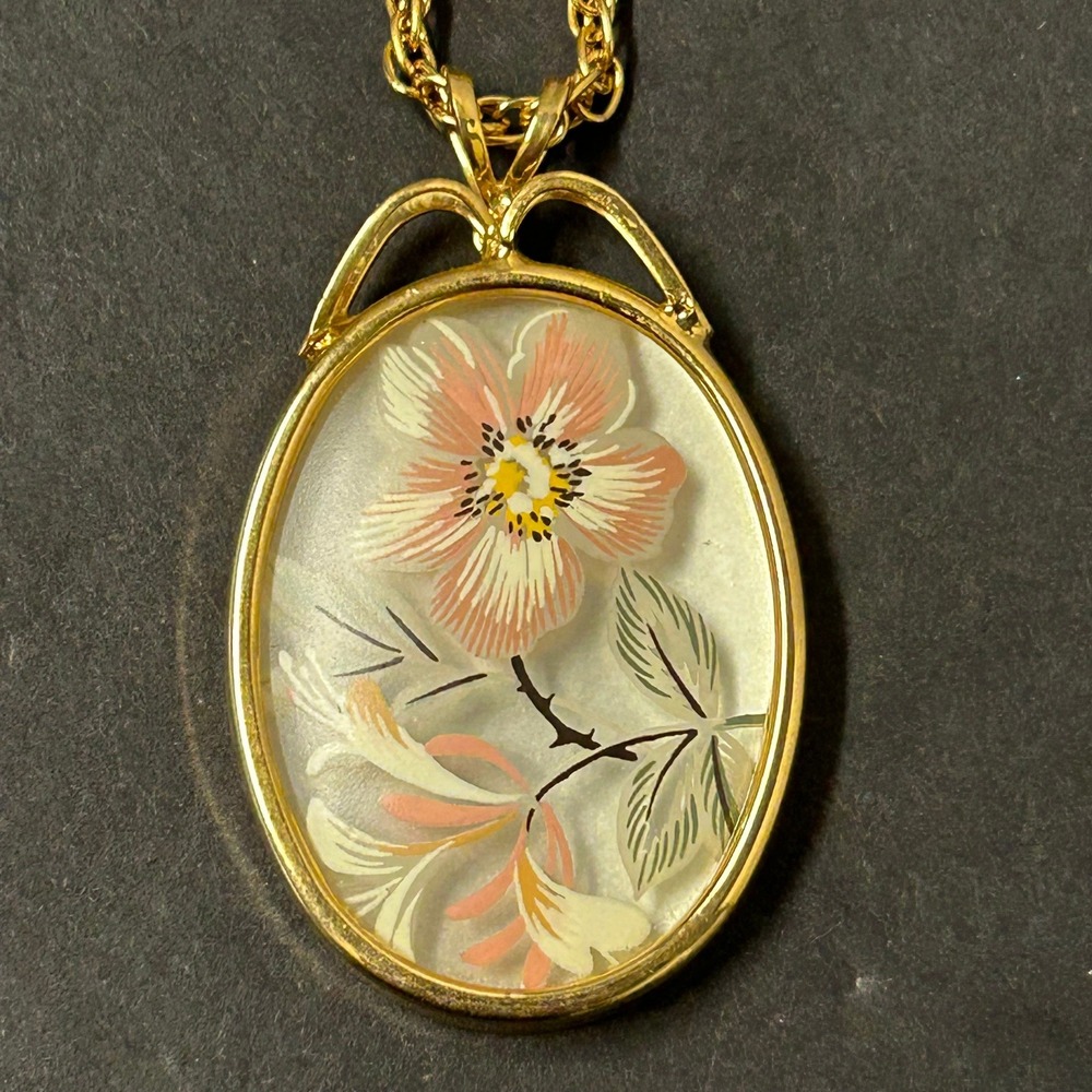Vintage Pendant Necklace Women 24in Gold Pink Good Floral Oval